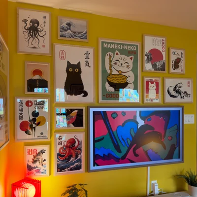 Galería de arte japonés en una pared amarilla