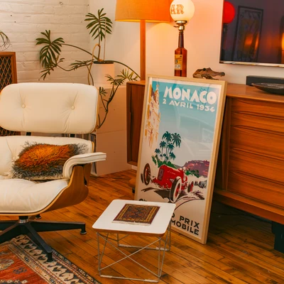 Cuadro de Mónaco junto a un sillón blanco